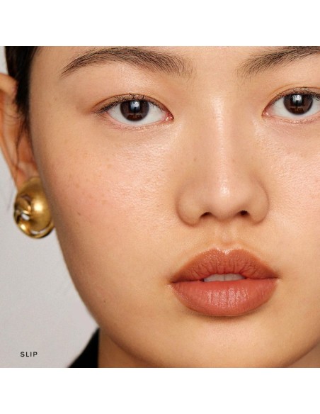 Signature Lip Lightweight Lipstick